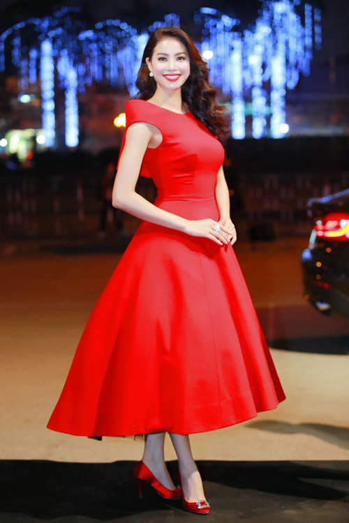 Phạm Mai Hương như nàng công chúa kiều diễm với mẫu đầm đỏ xòe rộng và giày đỏ rực rỡ. Phạm Mai Hương như nàng công chúa kiều diễm với mẫu đầm đỏ xòe rộng và giày đỏ rực rỡ.