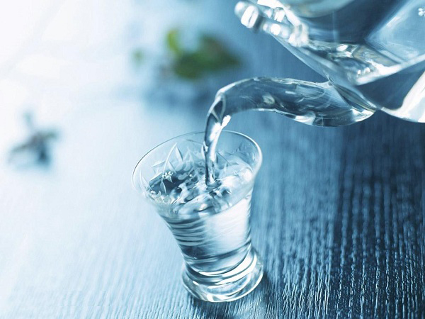 Uống qu&aacute; nhiều nước lọc khi đi ngủ cũng l&agrave; nguy&ecirc;n nh&acirc;n khiến trẻ kh&ocirc;ng ngon giấc. Ảnh minh họa