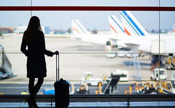 C&aacute;c chuyến bay đường d&agrave;i l&agrave;m đồng hồ sinh học thay đổi đột ngột sẽ c&oacute; nguy cơ mắc bệnh ung thư. Ảnh: Shutterstock