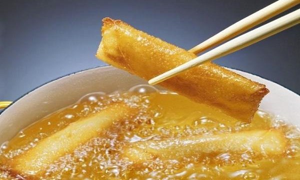 Dầu ăn ở nhiệt độ cao rất dễ g&acirc;y ung thư. Ảnh minh họa
