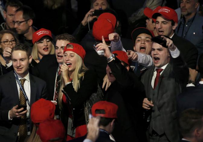 Donald Trump th&agrave;nh tổng thống thứ 45 của Mỹ