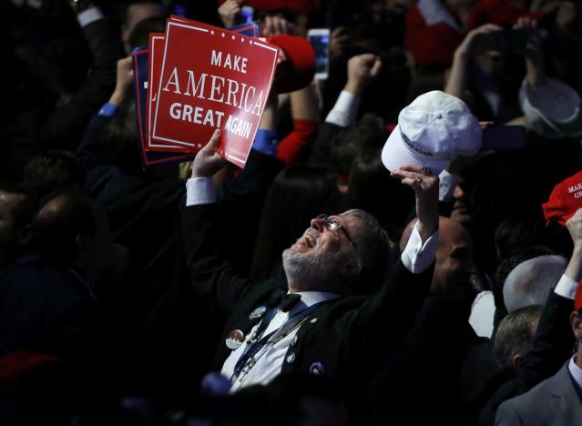 Donald Trump th&agrave;nh tổng thống thứ 45 của Mỹ