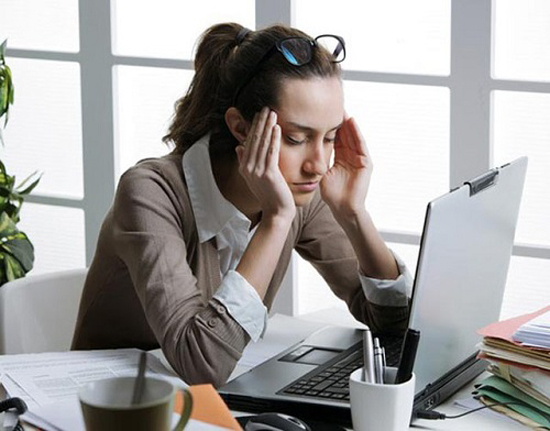 L&agrave;m việc cường độ cao với m&aacute;y t&iacute;nh v&agrave; ph&ograve;ng điều h&ograve;a điều h&ograve;a đ&atilde; khiến nhiều người mắc bệnh kh&ocirc; mắt. Ảnh minh họa