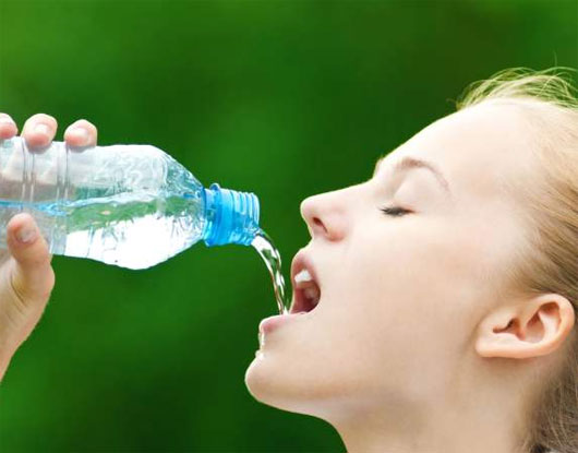 Uống nước khi kh&ocirc;ng kh&aacute;t c&oacute; thể khiến cơ thể bị co giật, h&ocirc;n m&ecirc; thậm ch&iacute; dẫn đến tử vong. Ảnh minh họa