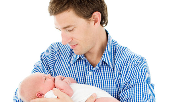 Nam giới n&ecirc;́u làm bố trước tu&ocirc;̉i 25 có tỉ l&ecirc;̣ chết sớm cao hơn hẳn. Ảnh minh họa