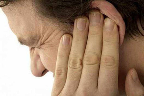  Việc đeo tai nghe sai c&aacute;ch sẽ mang lại những t&aacute;c hại kh&ocirc;ng ngờ. Ảnh minh họa