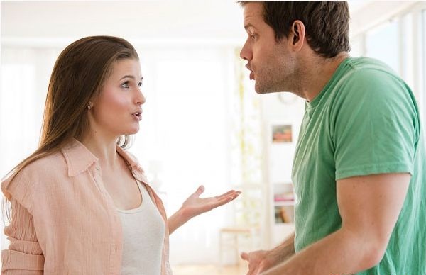 Khi tranh luận, c&atilde;i v&atilde; nổ ra, bạn sẽ kh&oacute; khăn hơn khi muốn giấu m&igrave;nh trong giấc ngủ. Ảnh minh họa