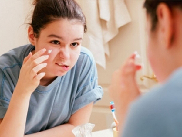 Kh&ocirc;ng n&ecirc;n tự &yacute; nặn mụn để tr&aacute;nh những hậu quả đ&aacute;ng tiếc xảy ra. Ảnh minh họa