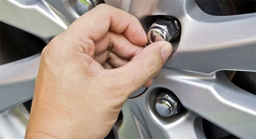 Đai ốc xe Ford ở Mỹ bị cho c&oacute; thể nở v&agrave; vỡ t&aacute;ch g&acirc;y kh&oacute; khăn trong việc th&aacute;o v&agrave;nh, thay lốp. Ảnh: Driving