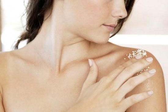 Kh&ocirc;ng n&ecirc;n tẩy da chết khi d&ugrave;ng kem chống nắng sẽ g&acirc;y vi&ecirc;m. Ảnh minh họa