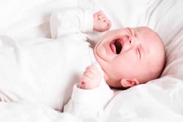 Kh&oacute;c th&eacute;t giữa đ&ecirc;m l&agrave;m tăng nguy cơ đột tử ở trẻ nhỏ. Ảnh minh họa