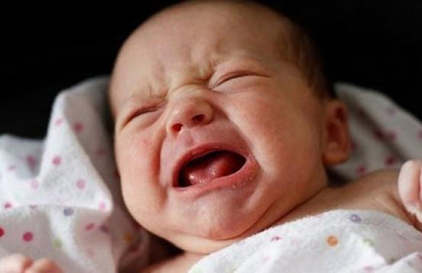 Trẻ giật m&igrave;nh, kh&oacute;c th&eacute;t ảnh hưởng tới sự ph&aacute;t triển của trẻ. Ảnh minh họa