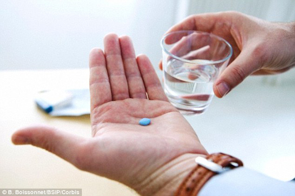 C&aacute;c nh&agrave; khoa học cho rằng nam giới vẫn c&oacute; thể sử dụng Viagra ở mức cho ph&eacute;p. Ảnh minh họa
