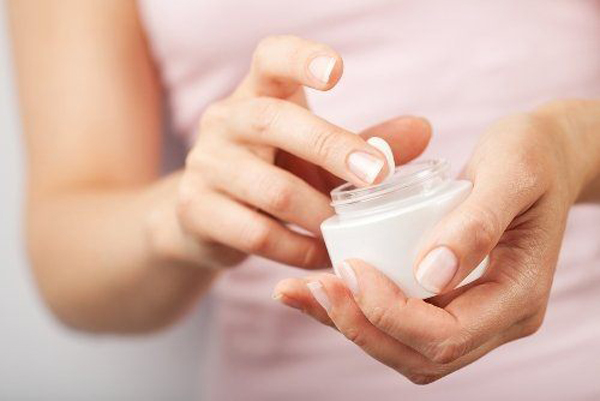Kem b&ocirc;i hồng nhũ hoa c&oacute; thể g&acirc;y tổn thương da, vi&ecirc;m lo&eacute;t ngực. Ảnh minh họa