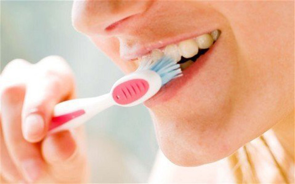 Mọi người vệ sinh răng miệng sạch sẽ, để về gi&agrave; giảm khả năng bị bệnh hiểm ngh&egrave;o như ung thư. Ảnh minh họa