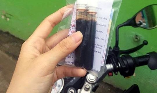 M&aacute;u lươn trị mụn được rao b&aacute;n rầm rộ. Ảnh: Vietnamnet