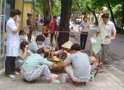 Thức ăn vỉa h&egrave; kh&ocirc;ng đảm bảo ATVSTP - một trong những nguy&ecirc;n nh&acirc;n g&acirc;y ngộ độc 13Win OKVIP Cá cược bóng đá. Ảnh: Sức khỏe & đời sống