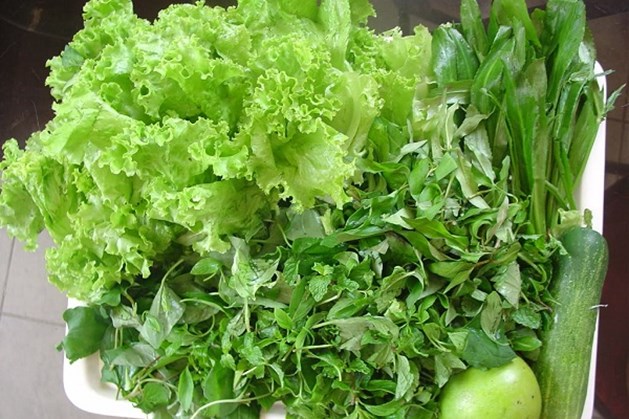 Rau sống tiềm ẩn nguy cơ nhiễm s&aacute;n trong bụng nếu xử l&yacute; kh&ocirc;ng đ&uacute;ng c&aacute;ch. Ảnh minh họa