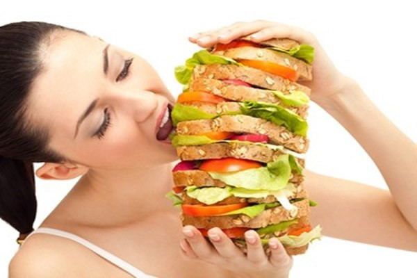 Nguy cơ mắc bệnh nguy hiểm, đột quỵ v&igrave; th&aacute;ch nhau ăn qu&aacute; no. Ảnh minh họa