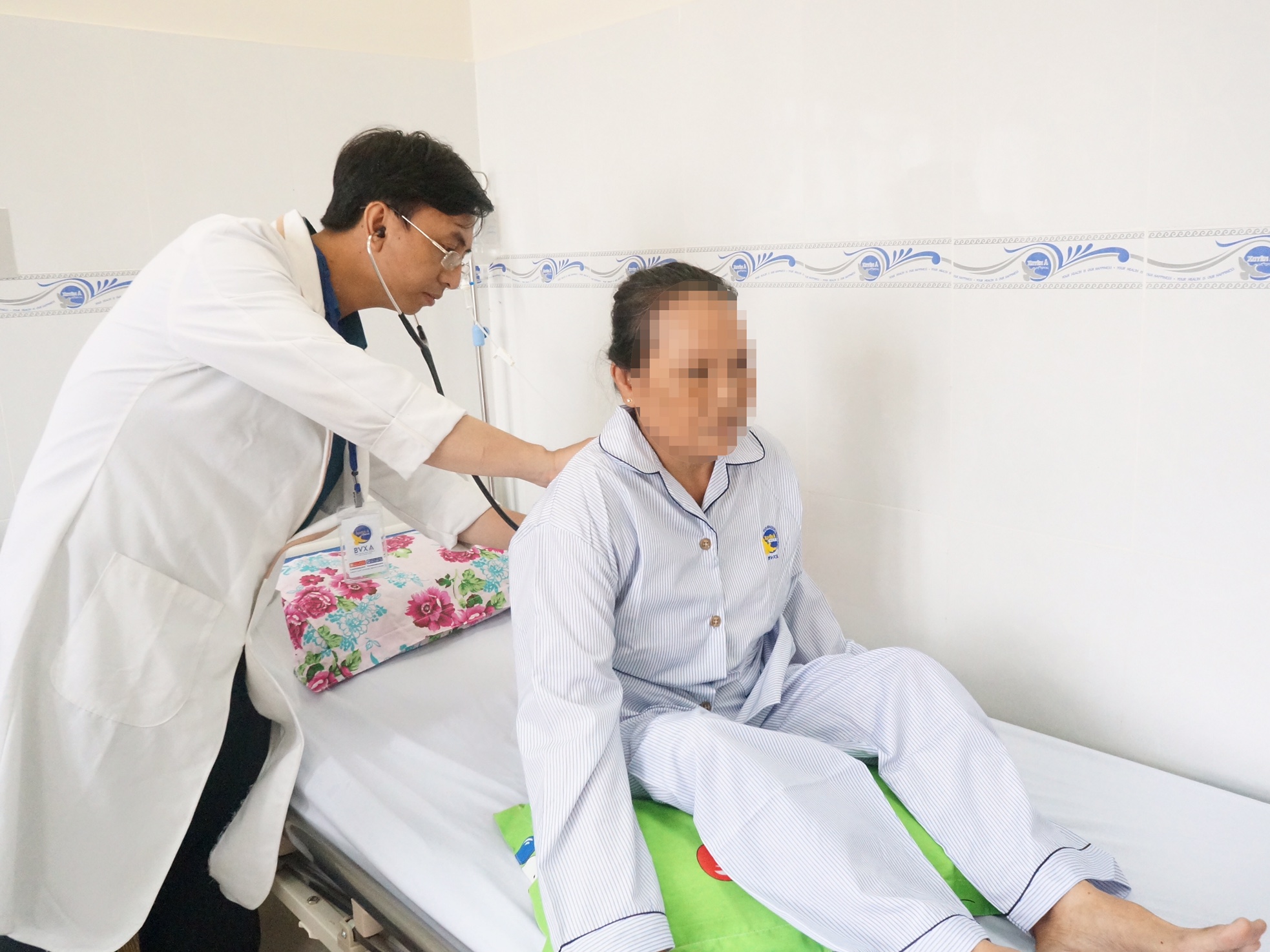 B&agrave; T. đang được chăm s&oacute;c sau can thiệp tại Bệnh viện Đa khoa Xuy&ecirc;n &Aacute;. Ảnh: Tiền phong