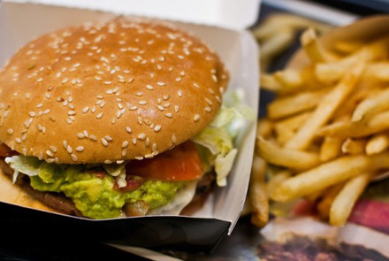 Burger v&agrave; đồ chi&ecirc;n khi kết hợp c&oacute; thể đẩy nhanh qu&aacute; tr&igrave;nh l&atilde;o h&oacute;a. Ảnh minh họa