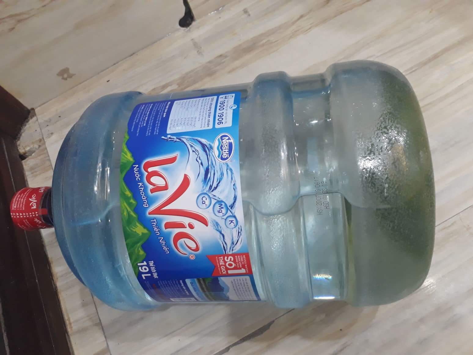 B&igrave;nh nước Lavie 19 l&iacute;t ph&oacute;ng vi&ecirc;n chụp lại tại nh&agrave; anh P.T.A. (Ảnh: Nguyễn Huệ)
