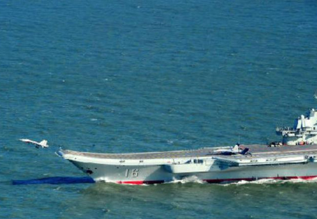 Máy bay chiến đấu J-15 cất cánh từ tàu sân bay Liêu Ninh.