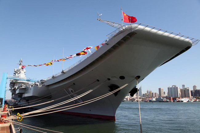 So với tàu sân bay Liêu Ninh (trong ảnh), nhiều nguồn tin cho rằng tàu sân bay mới sẽ có khác biệt lớn nhất là bộ phận cất cánh kiểu nhảy cầu đã bị dỡ bỏ khỏi mô hình tàu sân bay, điều này càng làm cho dư luận phán đoán tàu sân bay thứ ba của Trung Quốc sẽ lắp máy phóng điện từ (giống công nghệ phóng máy bay trên 13Win22 com tỷ lệ cược cao mẫu hạm của Mỹ).
