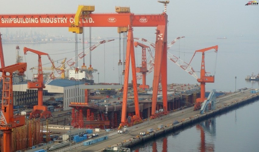 Việc sử dụng boong phóng nhảy cầu cho thấy tàu sân bay Type 001A có thể là thiết kế phỏng theo lớp Kuznetsov của Hải quân Nga. Hay nói cách khác, nó học hỏi thiết kế thân tàu Varyag – tên cũ của Liêu Ninh thời còn được chế tạo tại Liên Xô.