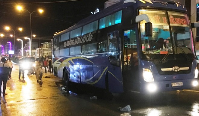 Hiện trường vụ xe kh&aacute;ch giường nằm g&acirc;y tai nạn giao th&ocirc;ng chết người