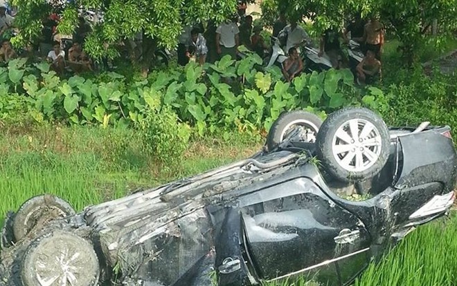 Chiếc xế hộp nằm ngửa dưới ruộng sau vụ tai nạn giao th&ocirc;ng kinh ho&agrave;ng với t&agrave;u hỏa