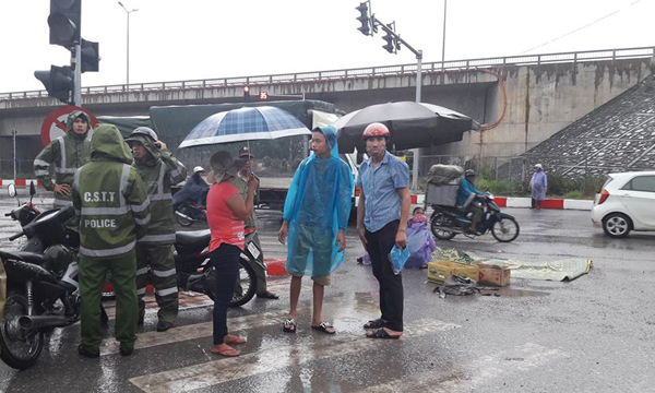 Hiện trường vụ tai nạn giao th&ocirc;ng chết người xảy ra v&agrave;o s&aacute;ng nay