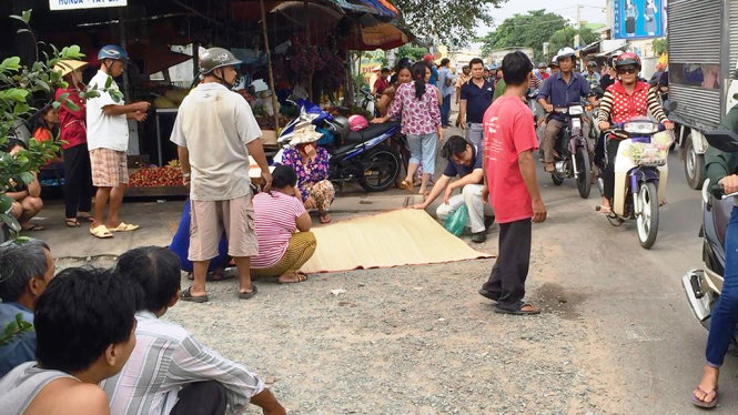 Người thân gào khóc bên thi thể nạn nhân tại hiện trường vụ tai nạn giao thông