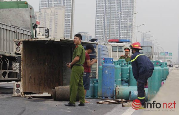 Vỏ bình gas la liệt trên mặt trường sau tai nạn giao thông