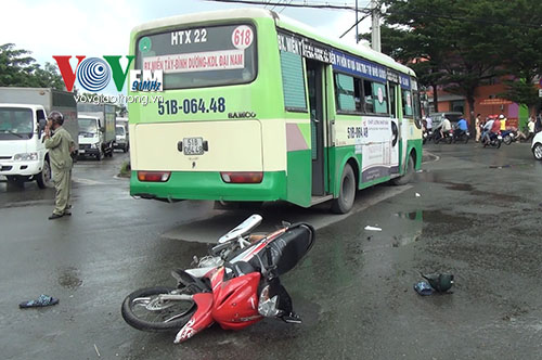 Hiện trường vụ tai nạn giao th&ocirc;ng giữa xe bu&yacute;t v&agrave; xe m&aacute;y