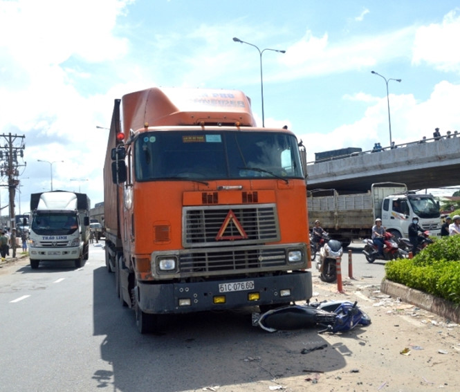 Hiện trường vụ tai nạn giao thông chết người tại vòng xoay An Sương