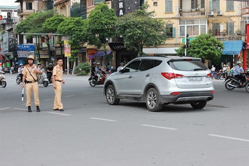 Chiếc ô tô gây tai nạn giao thông  kinh hoàng khiến cô gái bị kéo lê 15m