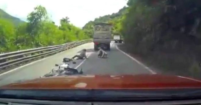  Cả gia đ&igrave;nh c&ugrave;ng phương tiện ng&atilde; ra đường sau tai nạn giao th&ocirc;ng