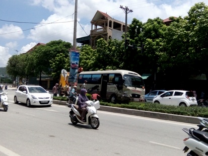 Hiện trường tai nạn giao th&ocirc;ng xe kh&aacute;ch t&ocirc;ng g&atilde;y cột biển b&aacute;o, lao l&ecirc;n dải ph&acirc;n c&aacute;ch