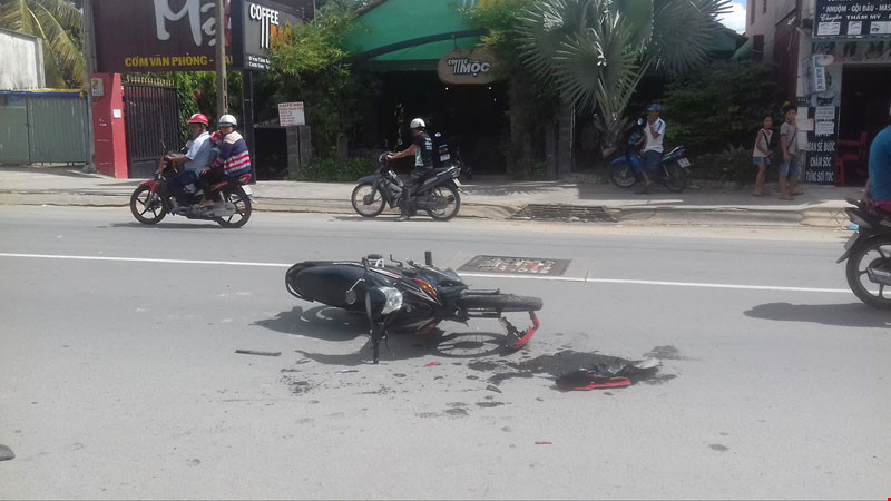 Hiện trường vụ 3 thanh niên say xỉn gây tai nạn giao thông rồi vác xe bỏ trốn
