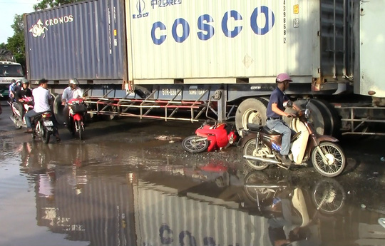 Nguy&ecirc;n nh&acirc;n dẫn đến vụ tai nạn giao th&ocirc;ng l&agrave; do mặt đường c&oacute; nhiều &lsquo;ổ g&agrave;&rsquo;, &lsquo;ổ voi&rsquo;