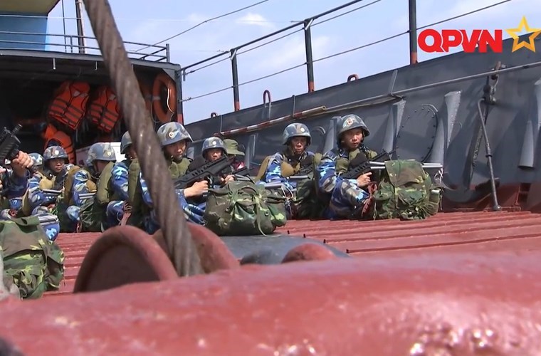  ‘Do đó, việc mua lại các phương tiện nói trên của Nga sẽ tăng đáng kể khả năng chiến đấu của Hải quân đánh bộ Việt Nam’, vị quan chức Nga kết luận.