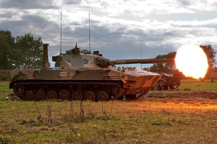 Còn 2S25 Sprut-SD được phân loại vào pháo tự hành chống tăng hoặc xe tăng hạng nhẹ do nhà máy Volgograd sản xuất cho lực lượng đổ bộ đường không Nga. Tuy nhiên, nó được đánh giá là có thể sử dụng cho cả lực lượng hải quân đánh bộ hoặc thủy quân lục chiến.