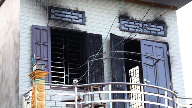 Việc dập lửa rất kh&oacute; khăn v&igrave; đ&aacute;m ch&aacute;y nh&agrave; ph&aacute;t ra từ tầng 2 của ng&ocirc;i nh&agrave;