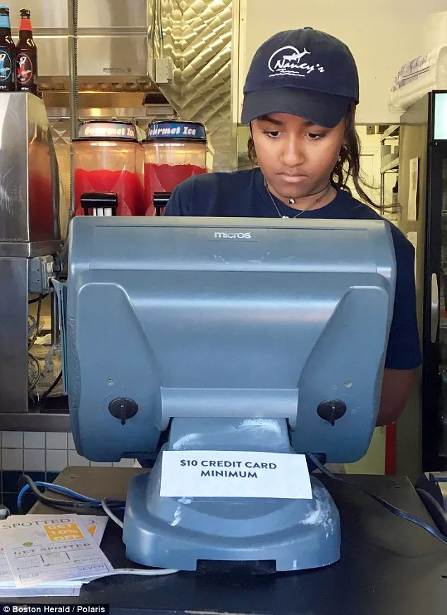 Con g&aacute;i Tổng thống Mỹ - Sasha Obama - đang l&agrave;m phục vụ tại một cửa h&agrave;ng hải sản nằm tr&ecirc;n đảo Martha&rsquo;s Vineyard