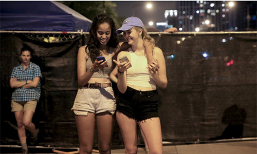 Con g&aacute;i Tổng thống Obama v&agrave; một người bạn trong ng&agrave;y thứ ba của lễ hội Lollapalooza ở Chicago h&ocirc;m 30/7
