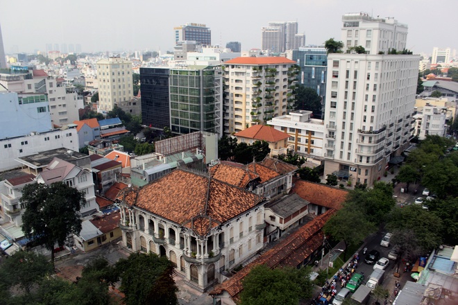 Hiện chưa rõ nữ Chủ tịch trẻ tuổi Chu Duyệt Phấn của ZS Hospitality Group có kế hoạch gì ở Việt Nam, nhưng cuối năm ngoái cô cùng với người chị họ Trương Huệ Vân (vợ ca sĩ Thanh Bùi) đã thành lập Minerva – công ty đã chi 700 tỷ đồng mua căn biệt thự cổ 3 mặt tiền đường Võ Văn Tần - Bà Huyện Thanh Quan và Nguyễn Thị Diệu quận 3 TPHCM.