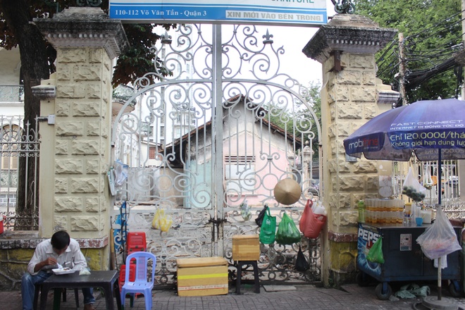 Có thời điểm cổng biệt thự trên đường Võ Văn Tần bị người bán hàng rong tận dụng làm nơi bán đồ ăn, thức uống. Trước đây, khuôn viên căn biệt được cho thuê một phần mặt trước để mở quán nhậu, bãi giữ xe. Một số đoàn phim từng mượn căn biệt thự để làm bối cảnh trong phim.