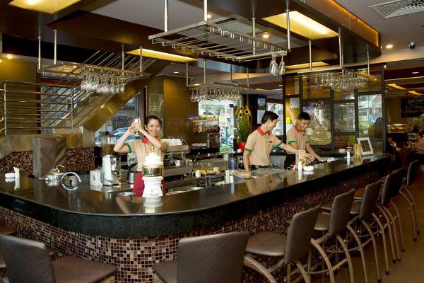Cần phải nói thêm rằng Tập đoàn Vạn Thịnh Phát của ‘nữ đại gia’ Trương Mỹ Lan mẹ cô cũng đang sở hữu chuỗi các nhà hàng An Đông, Đức Bảo, Hữu Nghị và Cafe Central Nguyễn Huệ... nổi tiếng ở Sài Gòn hàng chục năm nay.