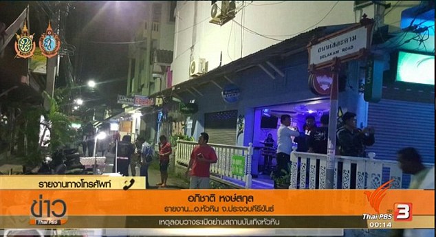 Cảnh sát có mặt để tăng cường an ninh tại Hunhin sau vụ đánh bom kép. Ảnh Daily Mail